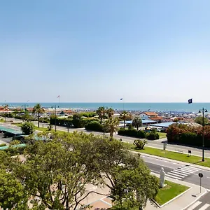 Grand 4*, Forte dei Marmi Italië